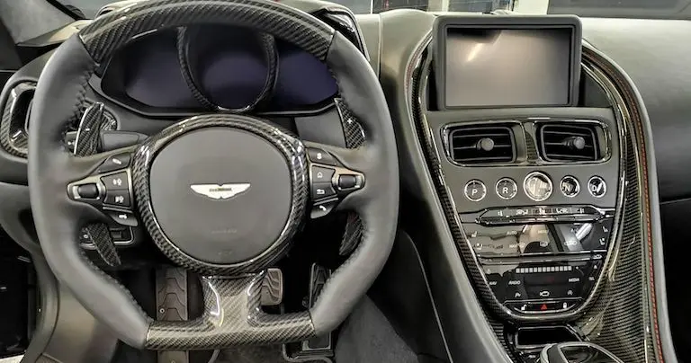 Aston Martin Interieur mit Karbon